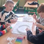 Dzieci budują zagrodę dla pingwinów