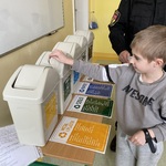 Uczeń segreguje odpady