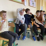 Uczniowie pozują do zdjęcia