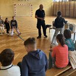 Uczniowie na warsztatach ze strażą miejską o segregacji śmieci