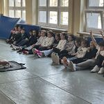 Uczniowie klas 4 na warsztatach z pierwszej pomocy