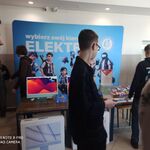 Chłopcy przeglądają oferty szkół