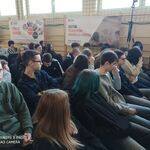 Dzieci uczestniczą w festiwalu - słuchają prelekcji