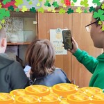 Uczniowie chodzą po klasie. Szukają QR kodów: skanują je i zapisują na kartkach odpowiedzi