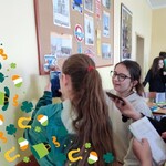 Uczniowie chodzą po klasie. Szukają QR kodów: skanują je i zapisują na kartkach odpowiedzi