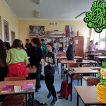 Uczniowie chodzą po klasie. Szukają QR kodów: skanują je i zapisują na kartkach odpowiedzi