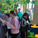 Uczniowie chodzą po klasie. Szukają QR kodów: skanują je i zapisują na kartkach odpowiedzi