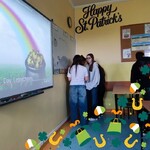 Uczniowie chodzą po klasie. Szukają QR kodów: skanują je i zapisują na kartkach odpowiedzi