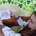 Uczennica prezentuje pokolorowany agamograf