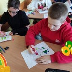 Uczniowie kolorują agamograf