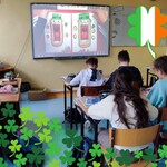 Uczniowie siedzą w ławkach. Wykonują zadania