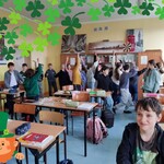 Uczniowie tańczą w rytm irlandzkiej muzyki