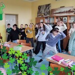 Uczniowie tańczą w rytm irlandzkiej muzyki