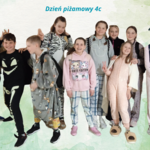 Uczniowie pozują do zdjęcia w piżamach