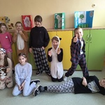 Uczniowie pozują do zdjęcia w piżamach