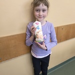 Dziewczynka pokazuje ozdobioną świeczkę