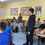 Uczniowie biorą udział w zajęciach.