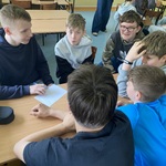 Uczniowie pracują w grupie. 