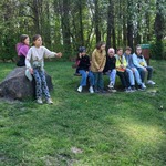 Uczniowie odpoczywają w Arboretum w Kopnej Górze.