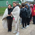 Uczennice pozują na tle meczetu w Kruszynianach.