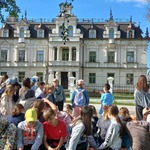 Uczniowie zwiedzają Pałac Buchholzów w Supraślu.