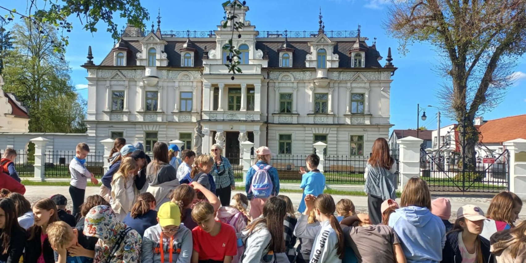 Uczniowie zwiedzają Pałac Buchholzów w Supraślu..jpg
