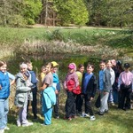 Uczniowie w Arboretum w Kopnej Górze.