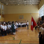 Uczniowie stoją na baczność podczas śpiewania hymnu państwowego