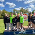 Uczennice stoją na podium. Pozują do zdjęcia.