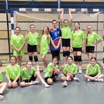 Uczennice pozują do zdjęcia z medalami