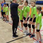 Juror dekoruje naszą uczennicę medalem