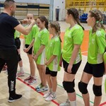 Juror dekoruje naszą uczennicę medalem