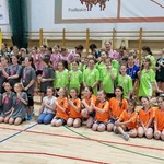 Uczennice pozują do zdjęcia z medalami