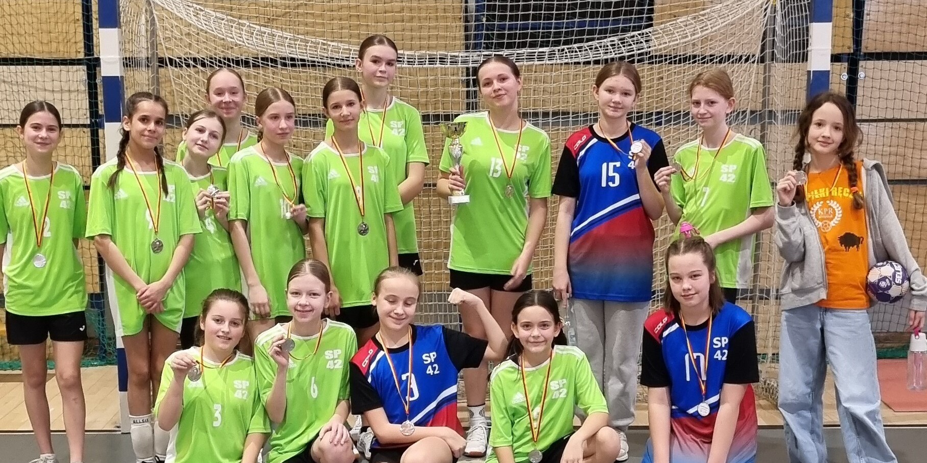 Uczennice pozują do zdjęcia z medalami i pucharem..jpg