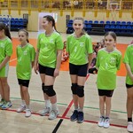 Uczennice pozują do zdjęcia.