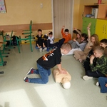 Uczeń wykonuje ucisk klastki piersiowej na fantomie