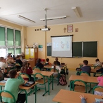 Uczniowie oglądają film w klasie