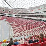 Uczniowie siedzą na trybunach Stadionu Narodowego