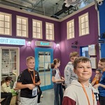 Uczniowie zwiedzają miasteczko edukacyjne minicity