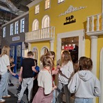 Uczniowie zwiedzają miasteczko edukacyjne minicity