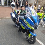 uczeń siedzi na motorze
