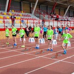 Uczennice pozują do zdjęcia