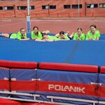 Uczennice pozują do zdjęcia