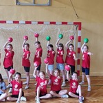 Uczennice pozują do zdjęcia. W rękach trzymają piłki.