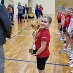Uczennica w stroju sportowym. Odbiera puchar.