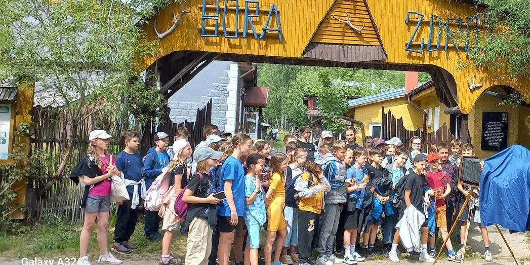 Dzieci pozują do zdjęcia