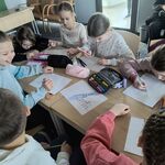 uczniowie wykonują ilustracje do wysłuchanych baśni