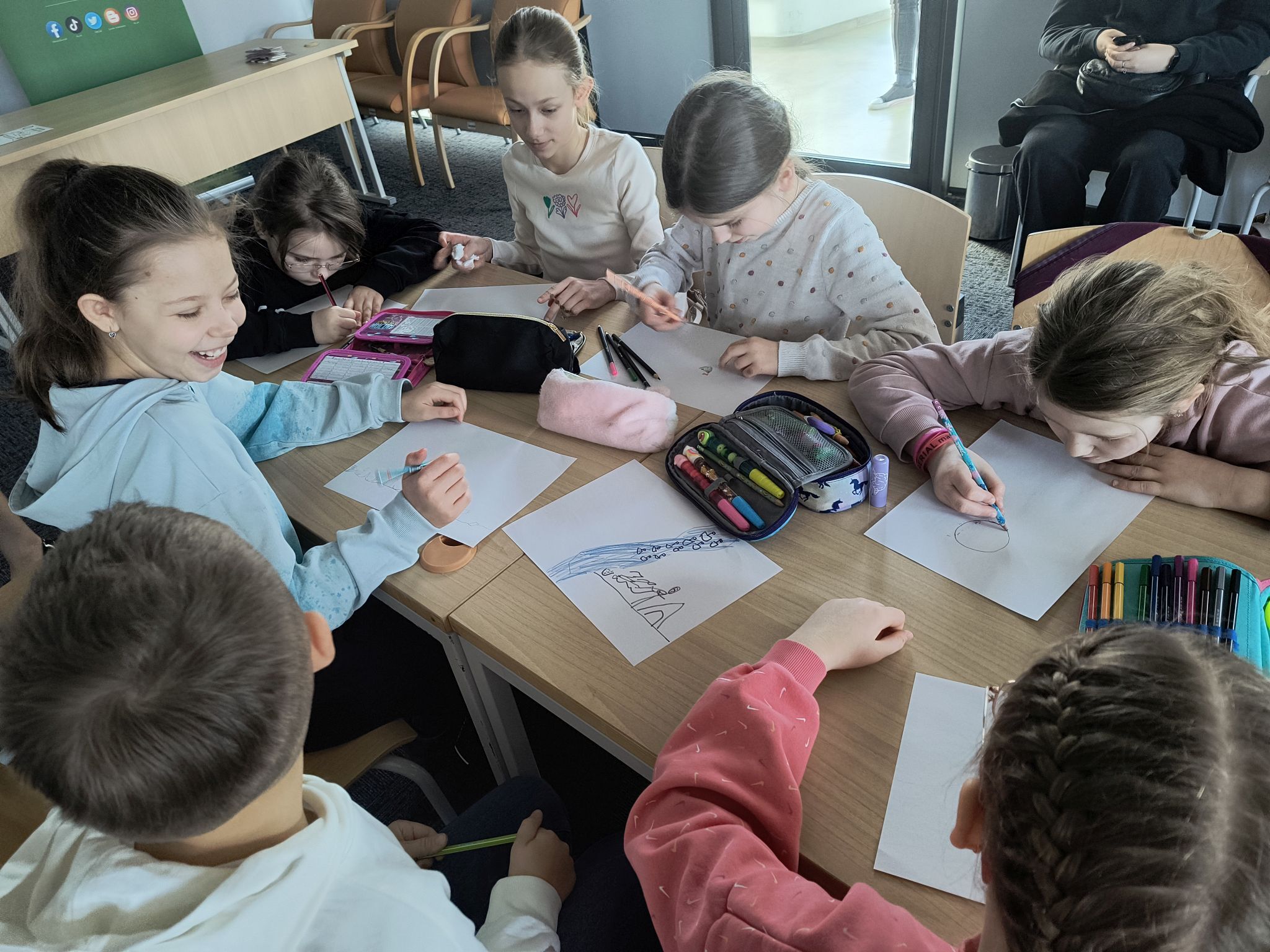 uczniowie wykonują ilustracje do wysłuchanych baśni