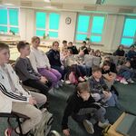uczniowie słuchają czytanej baśni w bibliotece