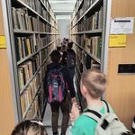 uczniowie zwiedzają magazyn biblioteki